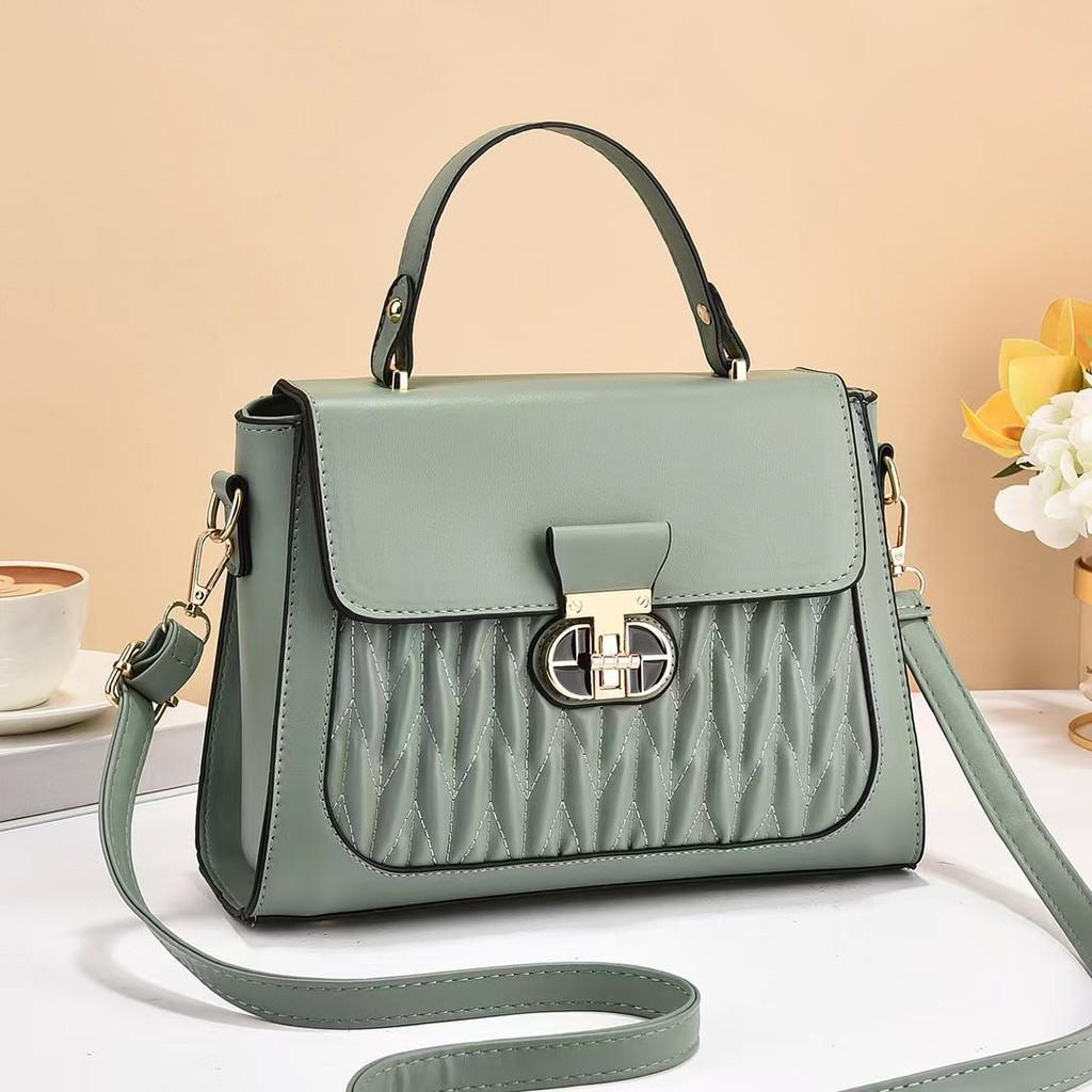 Stylish Versatile Handbag For Women In Chic Colors With Chain And Lock Closure зелёный