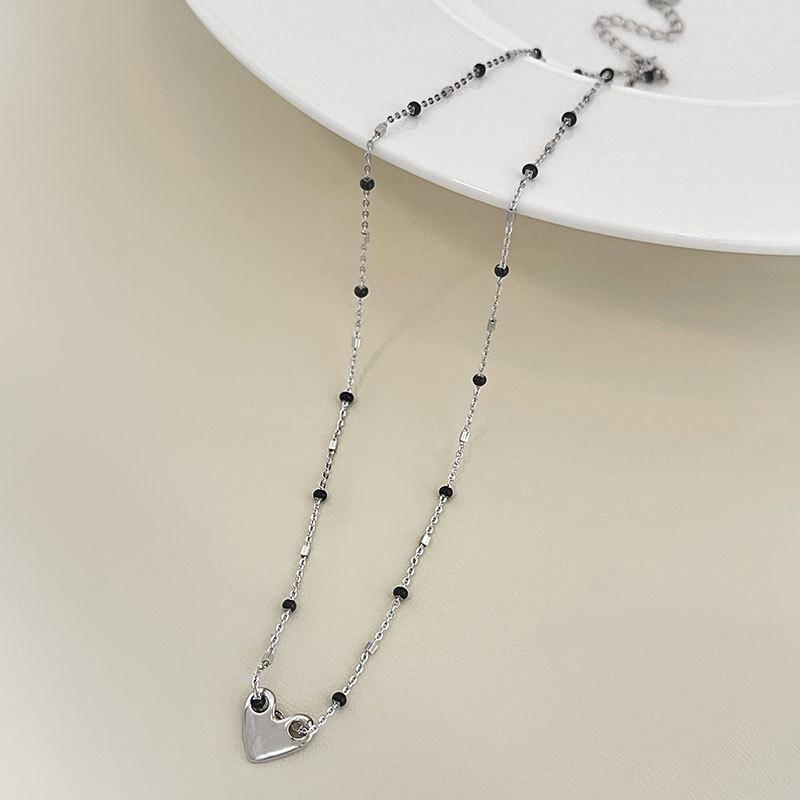 Black Adhesive Bead Love Necklace with Layered Atmosphere, Collarbone Chain, Heart-shaped Neck Chain, Female