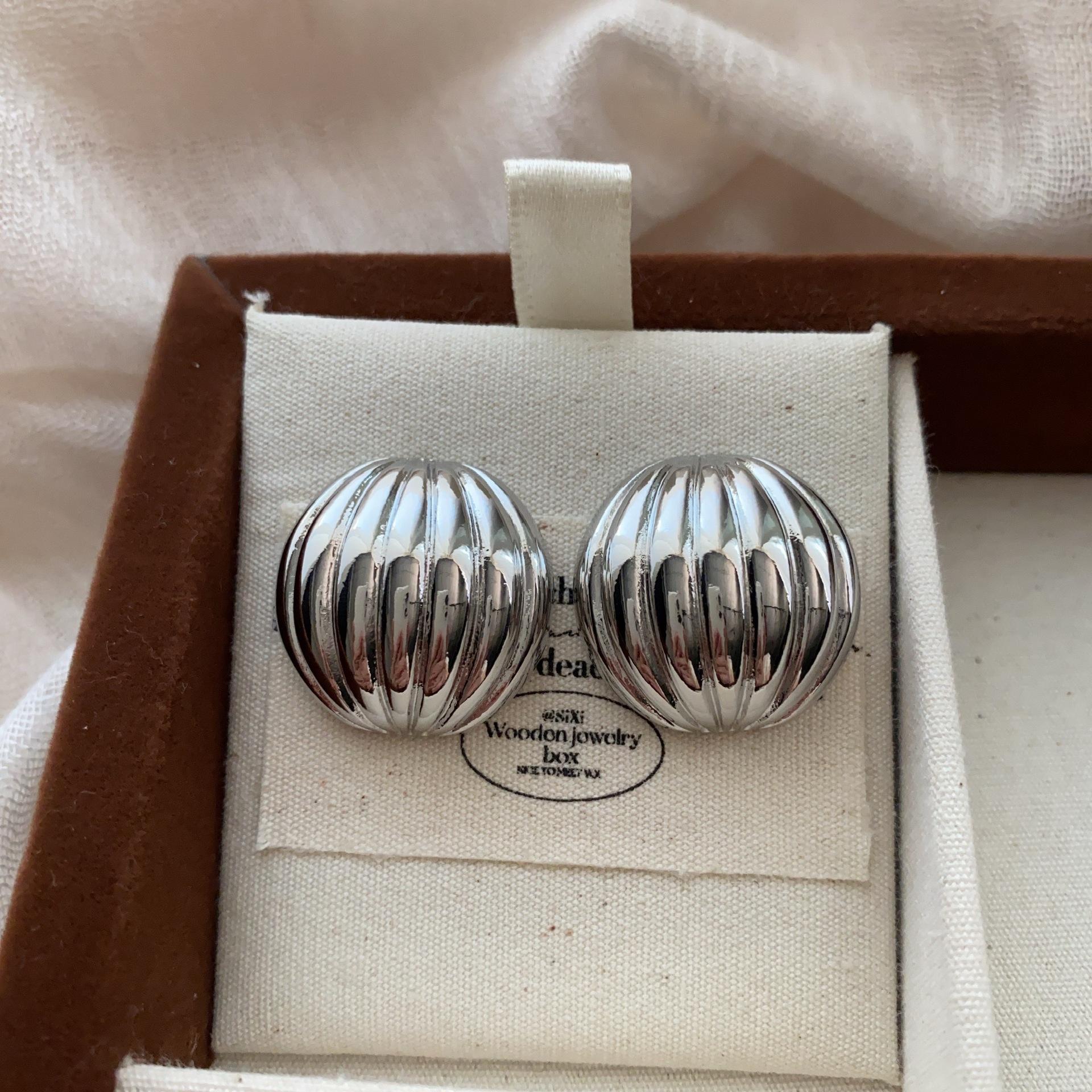 French retro temperament gold earrings, stud earrings, round three-dimensional earrings.