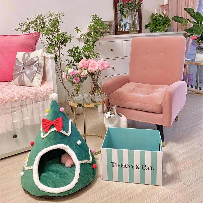 Nid chaud pour animaux de compagnie en hiver: Igloo de Noël pour chat et chien avec nœud papillon