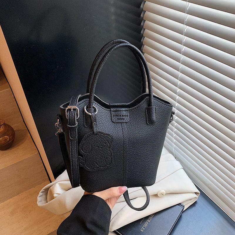 

Fashion Super Popular Small Carrying Bag Bag Women 2025 New Summer Versatile Messenger Bag Popular Popular Handbag Bucket Bag Black