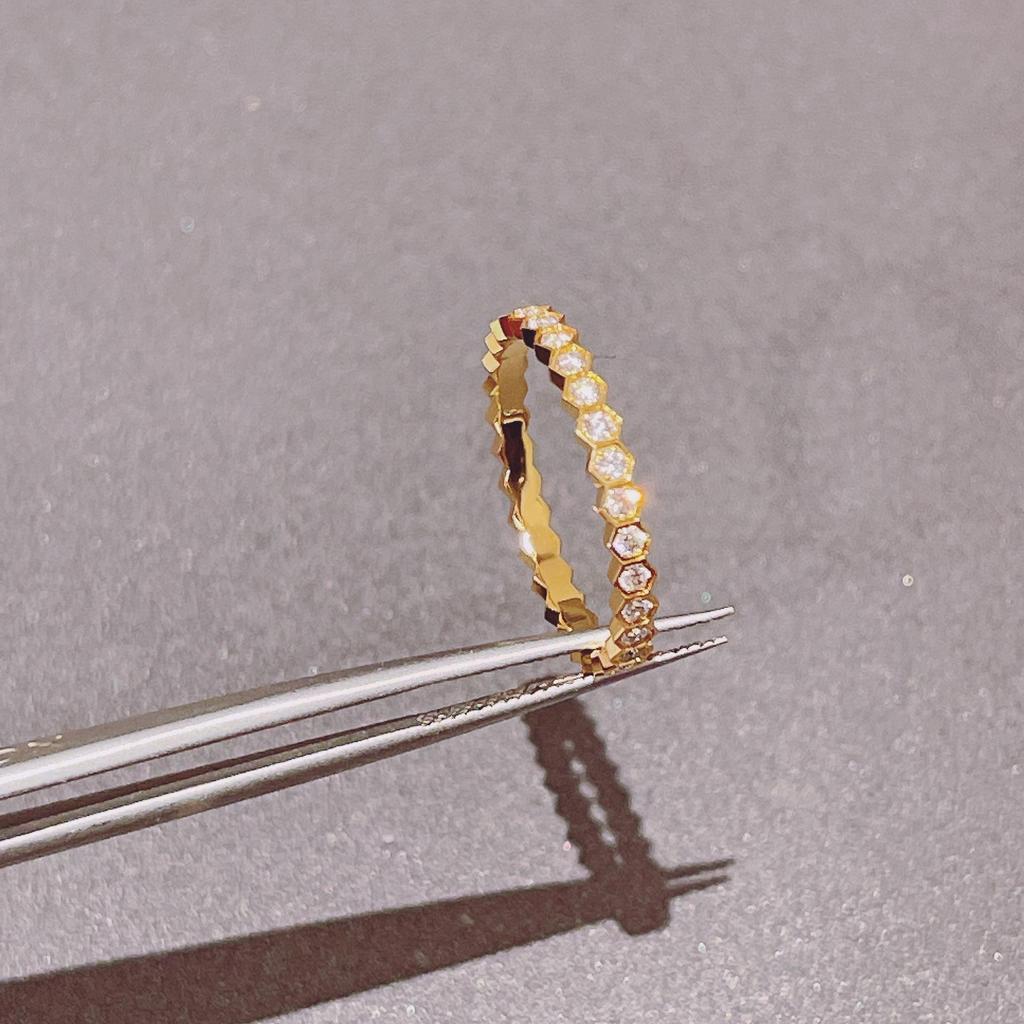 High-Quality Stackable Honeycomb Rhinestone Ring for Women - Fashionable V Gold Design