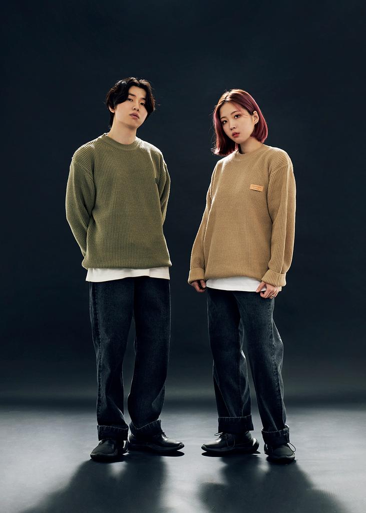APOSTROPHE COMMA Basic Black Leather Patch Crewneck Knit (Light Khaki)