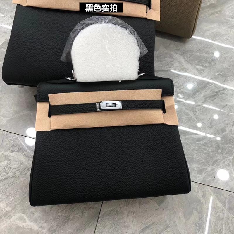 

2025 first layer Kelli bag lychee pattern togo cowhide single shoulder diagonal span hand wide shoulder strap small square bag crossbody hand carry 25cm silver buckle with 2 shoulder straps чёрный