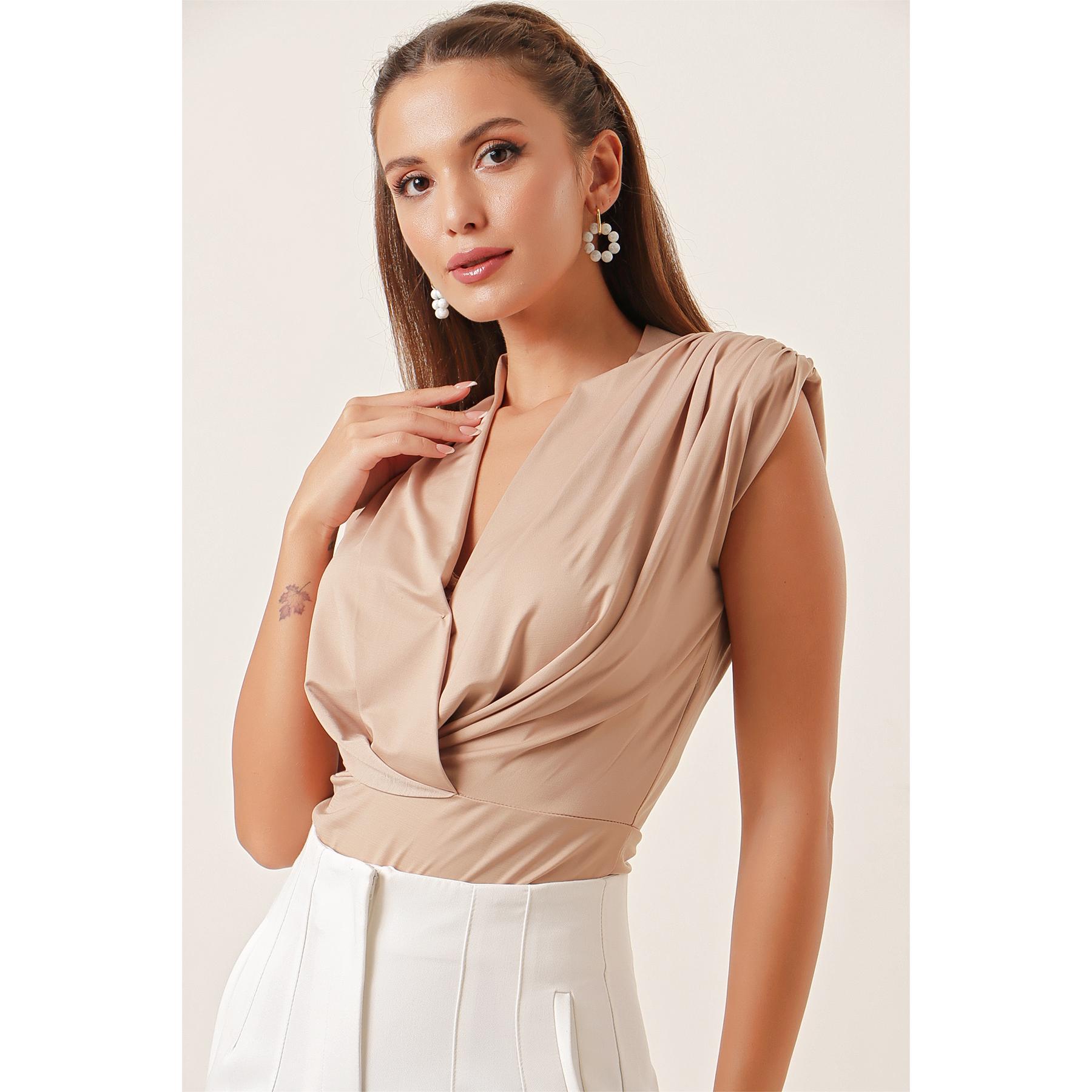 

Плиссированное боди из лайкры с подплечниками