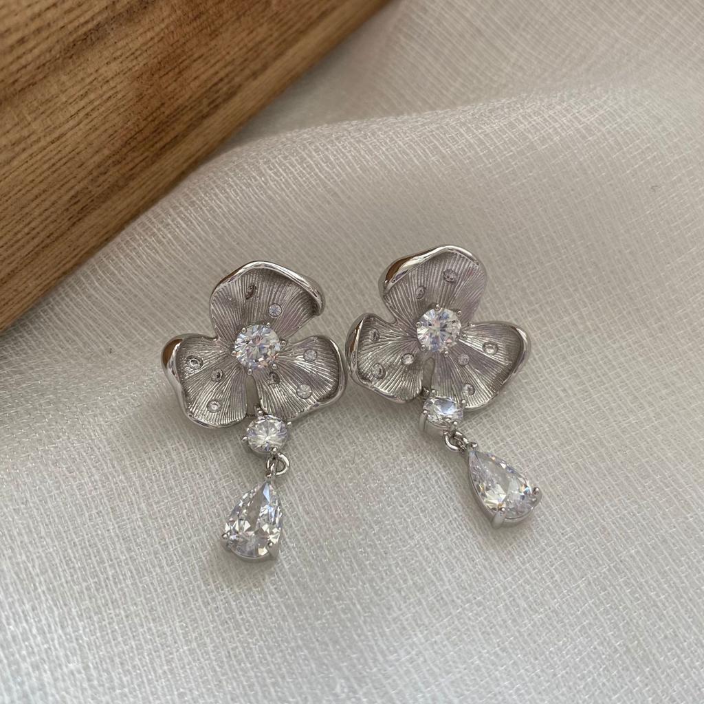 Flower Water Drop Stud Earrings Light Luxury Fashion Temperament High-end Earrings Versatile Niche Design Earrings