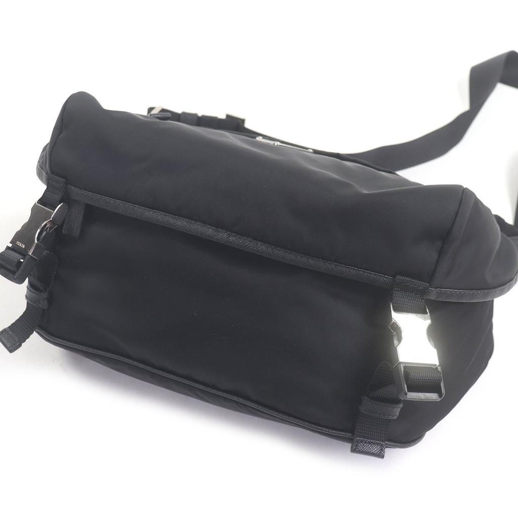 Tolle PRADA Umhängetasche Re-NYLON Dreieckslogo Dreiecksplatte schwarz Gebraucht