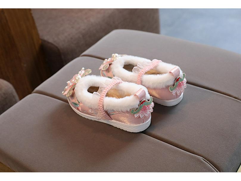 Winter Velvet Hanfu Shoes: Embroidered Chinese-Style Footwear for Children & Women with Thick Cotton for Warmth, Perfect with Ma Mian Skirts.
