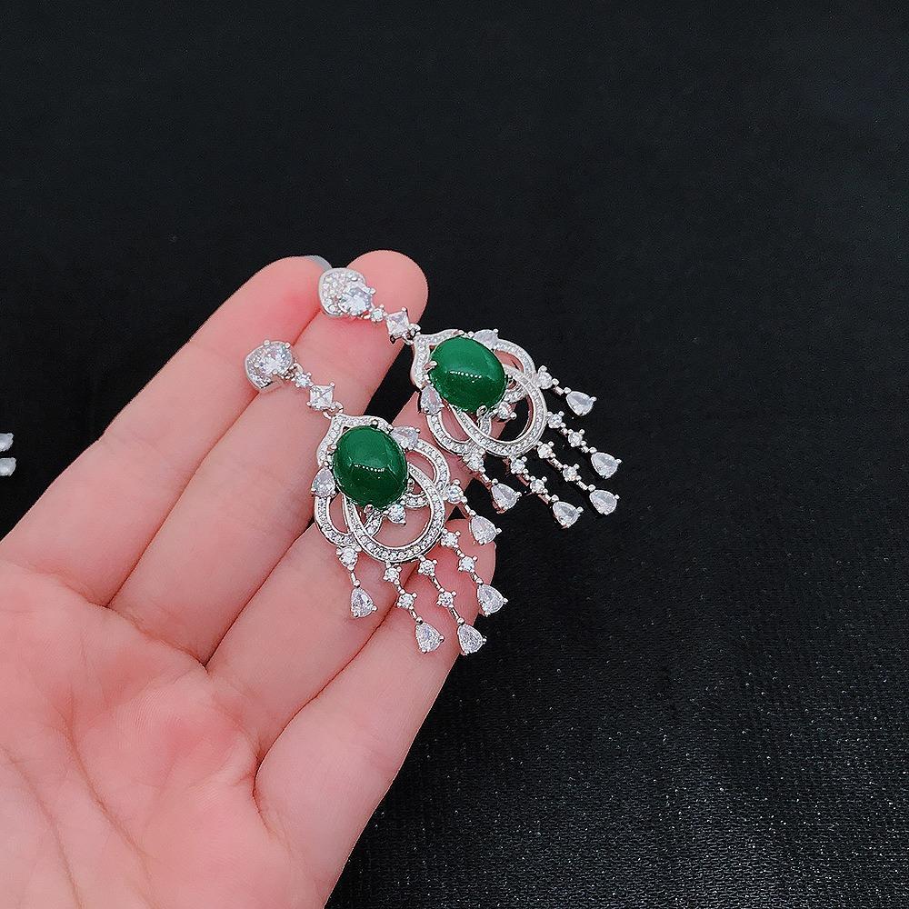 Elegante Imitations-Smaragd-Chalcedon-Ohrringe mit Hetian-Weißjaspis-Tropfen für Damen