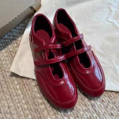 Małe czerwone buty podwyższające wysokość wewnętrzną retro czerwone francuskie buty Mary Jane damskie 2025 nowe na rzepy baleriny