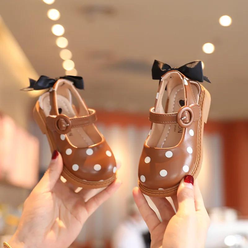 

Детские сандалии для девочек, маленькие детские полусандалии из искусственной кожи с горошинами и бантом, милые полые туфли принцессы на плоской подошве 26 коричневый