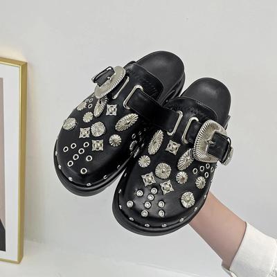 Mode 2024 Neue Sommer Damen Hausschuhe Plateau Nieten Punk Rock Leder Pantoletten Kreative Metallbeschläge Lässige Partyschuhe Weiblich Outdoor