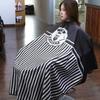Capa de Corte Antiestática Antiaderente: Uso Profissional em Barbearia e Salão