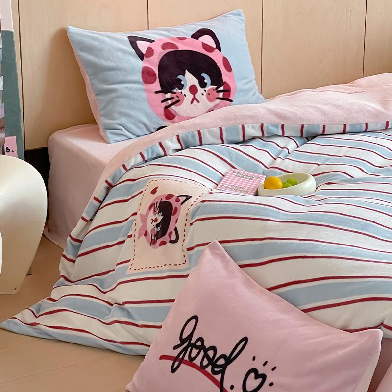 Thickened Milk Fleece Girl Heart Mengmeng Kitten Bed Four-Piece Set Coral Fleece 1.5 Meters