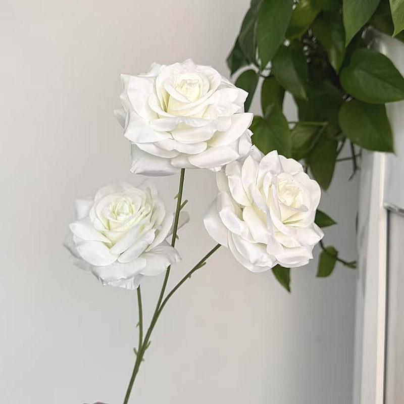 Weiße Hochzeitskapelle Decke Seidenblumen-Dekoration & Gangläufer