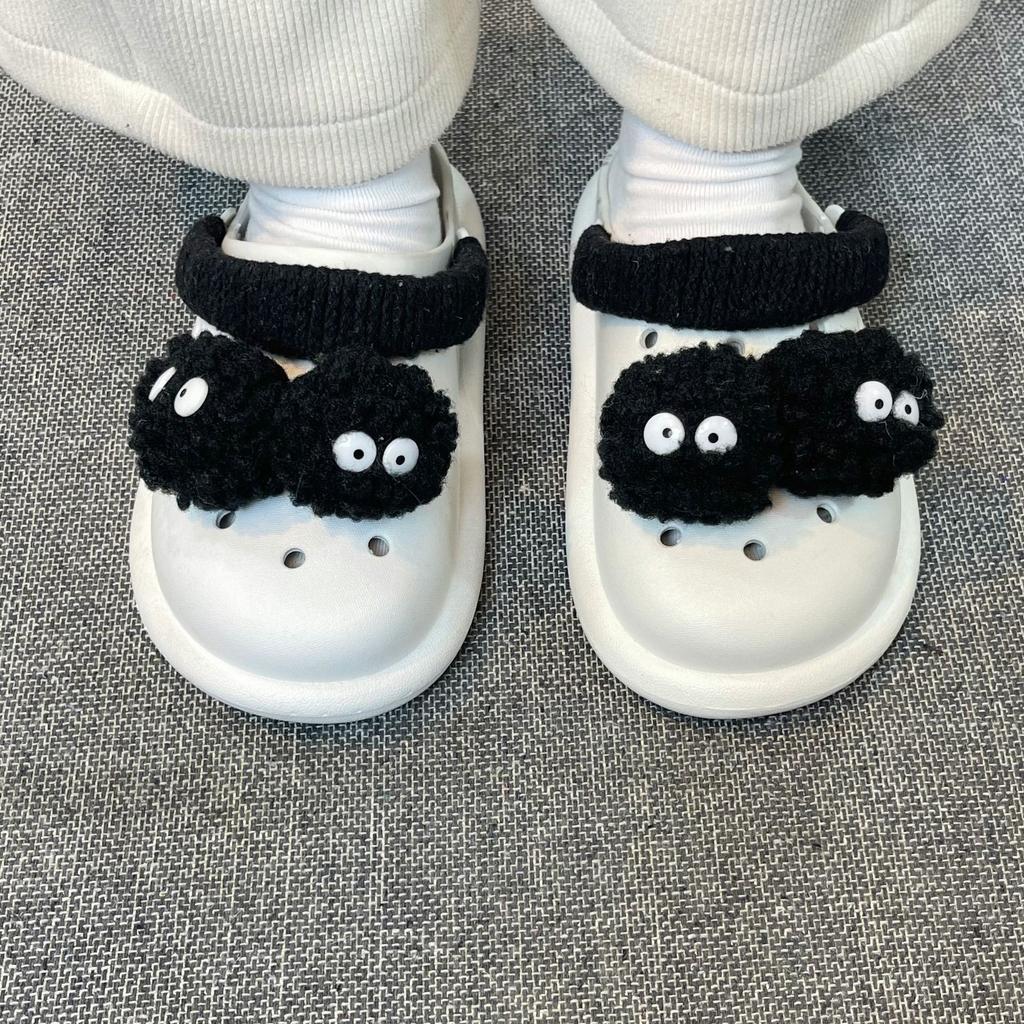 New thick-soled hole shoes hairball slippers women go out in summer, summer sandals to wear by the sea