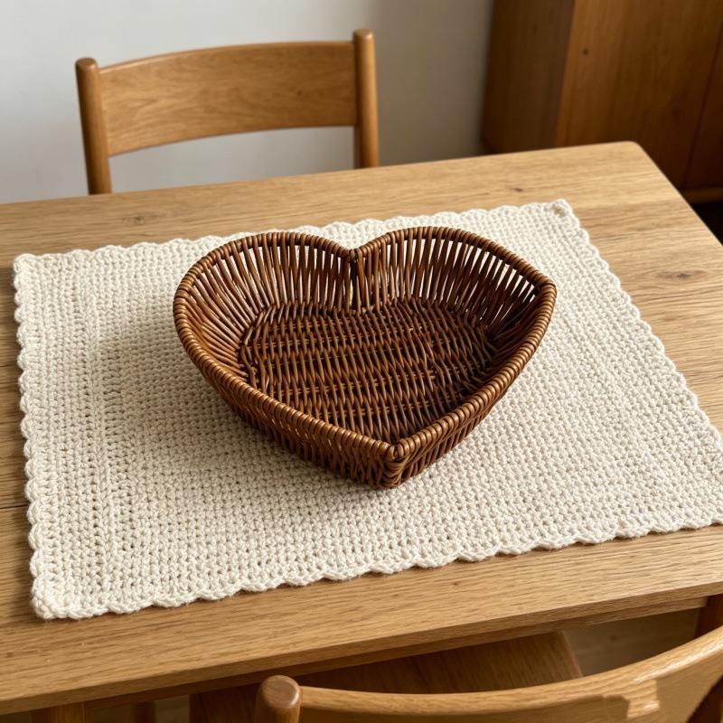 Heart-Shaped Woven Storage Basket Multi-Uses Simulation Rattan Desktop Baskets For Bread Fruit Restaurant Serving Display Basket