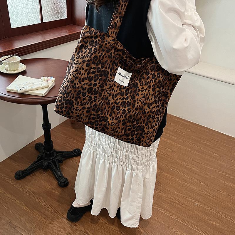 2025 Nytt Leopard Mønster Motedameveske En Skulder Høst og Vinter Koreansk Håndholdt Dameveske Pendlerstil Tote Bag