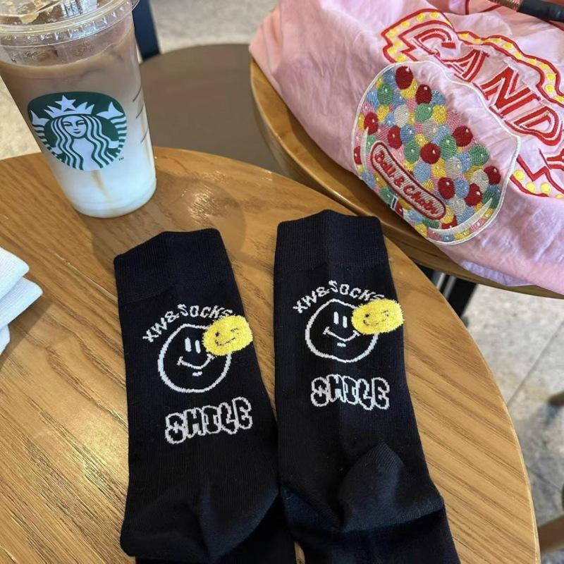 Dongdaemun Absatz Beflockte Gelbe Smiley Socken Herbst Schwarz-Weiß Alphabet Socken Reine Baumwolle Mittellange Socken