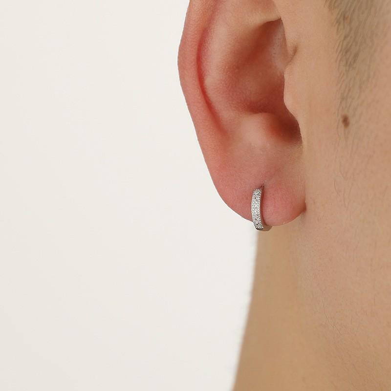 

Унисекс серьги-пусеты с бриллиантовой дорожкой: Роскошные украшения в холодном стиле