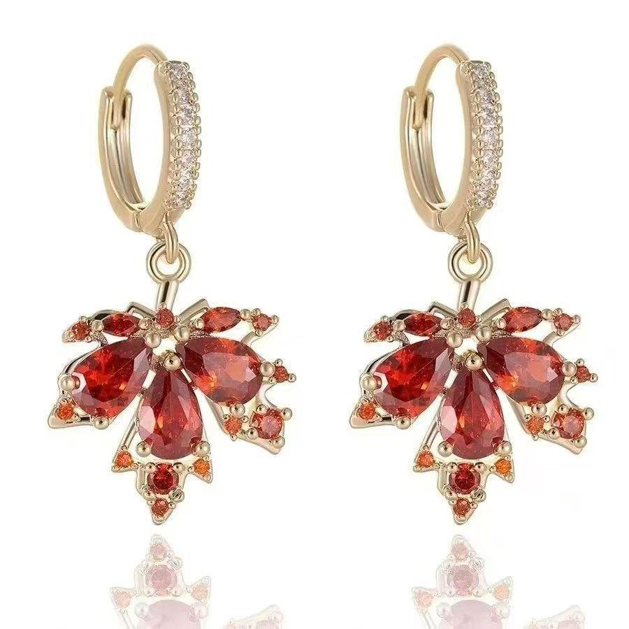 Náušnice s motivem červeného javorového listu z roku 2024: Všestranný a moderní podzimní/zimní design pro ženy