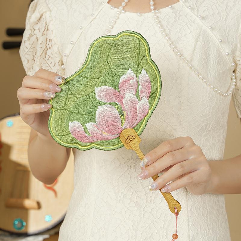 Runder Fächer im antiken Stil mit Stickerei, chinesischer Stil, blütenförmiger Handfächer mit Anhänger-Quasten, Cheongsam Hanfu Zubehör