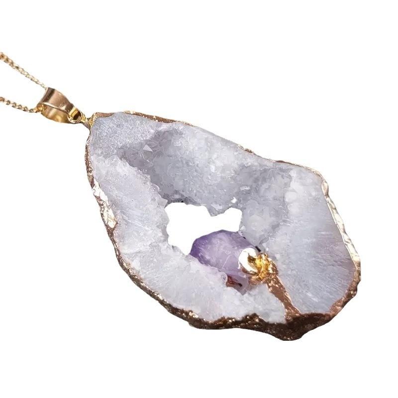 Collana in Cristallo di Quarzo Naturale con Ametista e Bordi Dorati per Appassionati di Moda Boho