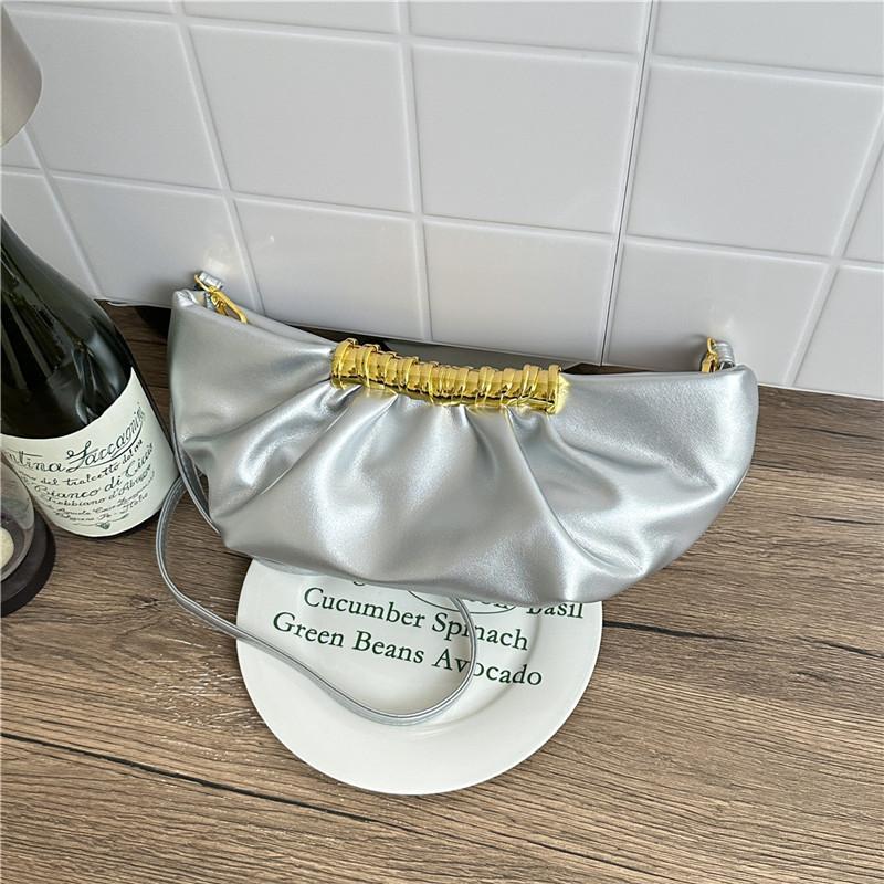Luxuriöse und elegante Wolken-Stil Bankett-Handtasche und Umhängetasche, personalisierbar und vielseitig