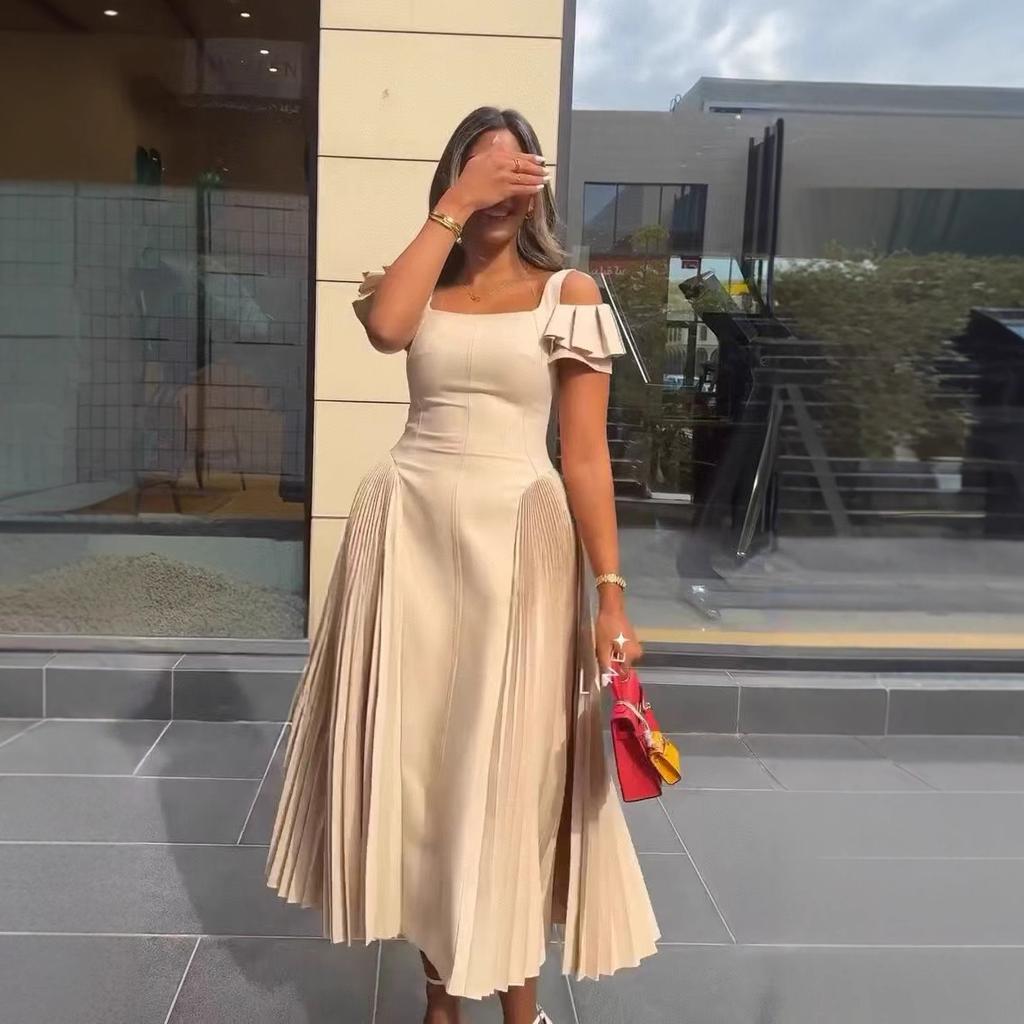 Europäische und amerikanische Damenbekleidung Sommer neues Kleid Temperament Design Sinn schulterfrei großer U-Ausschnitt Falten großer Schwingen Rock