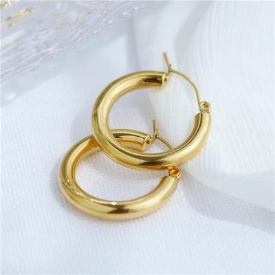 Orecchini a cerchio dorati europei e americani: Perni Rotondi Spessi Minimalisti – Accessori da Donna in Acciaio al Titanio