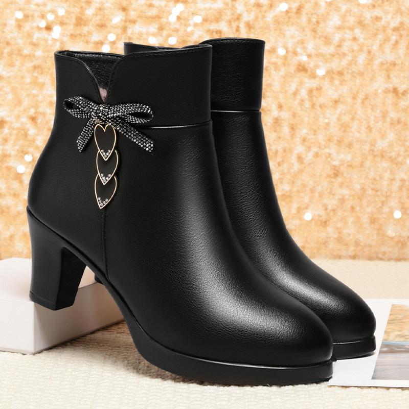 Mom shoes autumn and winter leather shoes, new velvet short boots and elderly winter shoes fashion boots comfortable leather cotton shoes