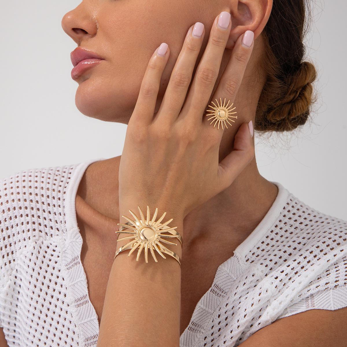

Retro 2Pcs Sunflower Bracelet Rings Sets for Women Vintage Gold Color Open Wide Cuff Bracelet Adjustable Ring Banquet Elegant Jewelry Gift Accessories