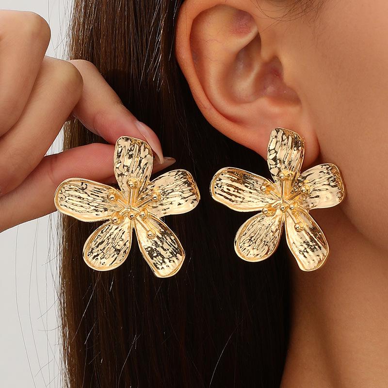 Retro Floral Metal Alloy Stud Earrings – Versatile High-End Design for Women золотой