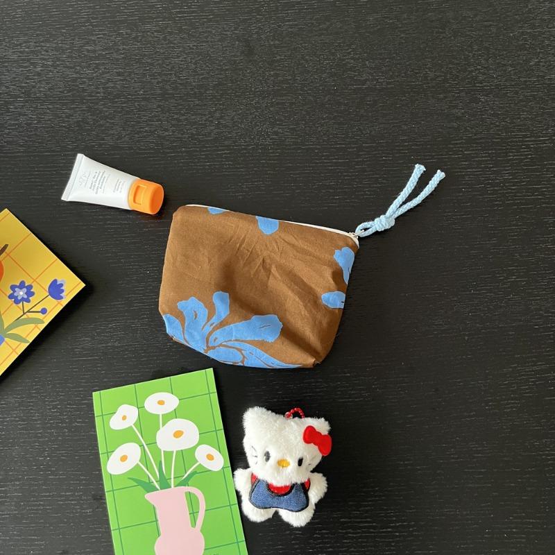 

Hand rope, small bag, change bag, bank card, lipstick, lipstick, girl storage bag, key, earphone cable, air cushion, card bag.