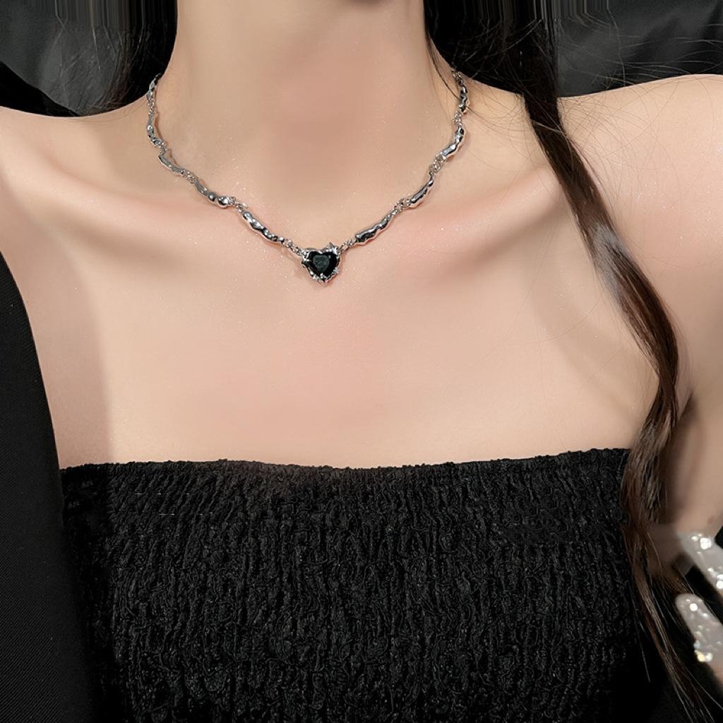Light Luxury and High Grade Black Peach Heart Collar Chain for Spicy Girls with A Cold and Elegant Style, Exquisite and Niche Necklace