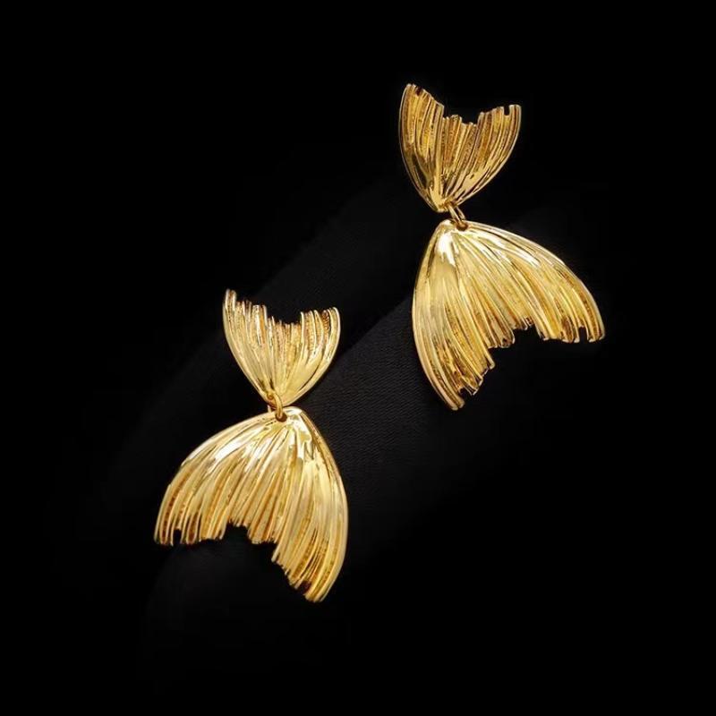 Stylish Fishtail Pleated Metal Stud Earrings: European-American Design with Unique and Simple Elegance