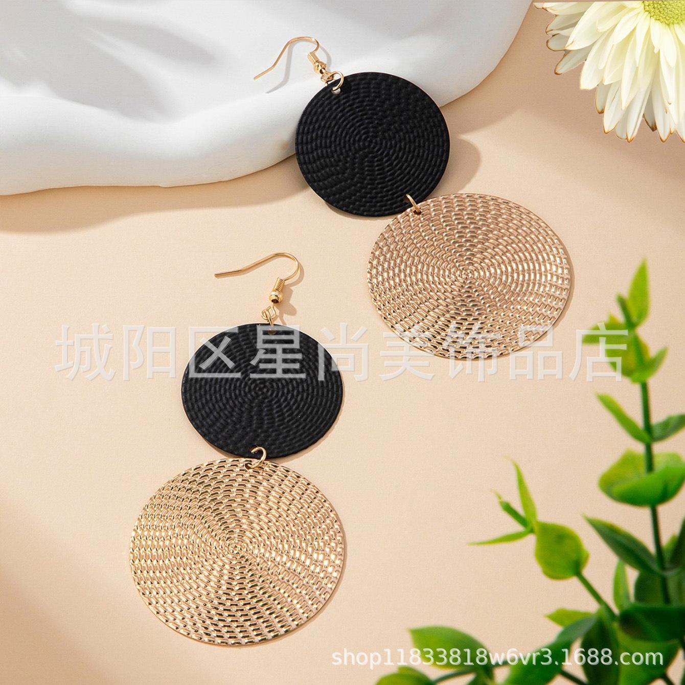 

Three-piece Set of Large Round Earrings, Collar Set, Exaggerated Wind Beating Pattern, Wave Points, European and American Temperament, Advanced Sense