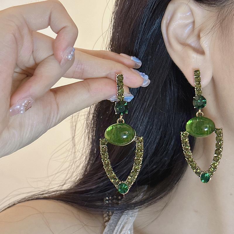 

Элегантные и интеллектуальные серьги, небольшие серьги длиной до плеч зелёный