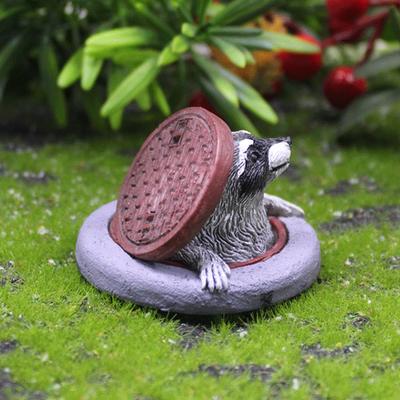 Raccoon Ornament Under Manhole Cover Garden Microlandscape Simulation Animal Resin Decor For Indoor/Outdoor Lawn, Tabletop Decor