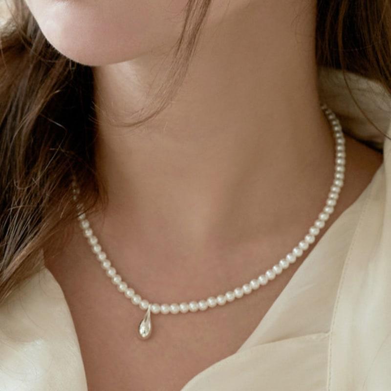 BESTY Drop of Light Pearl Necklace