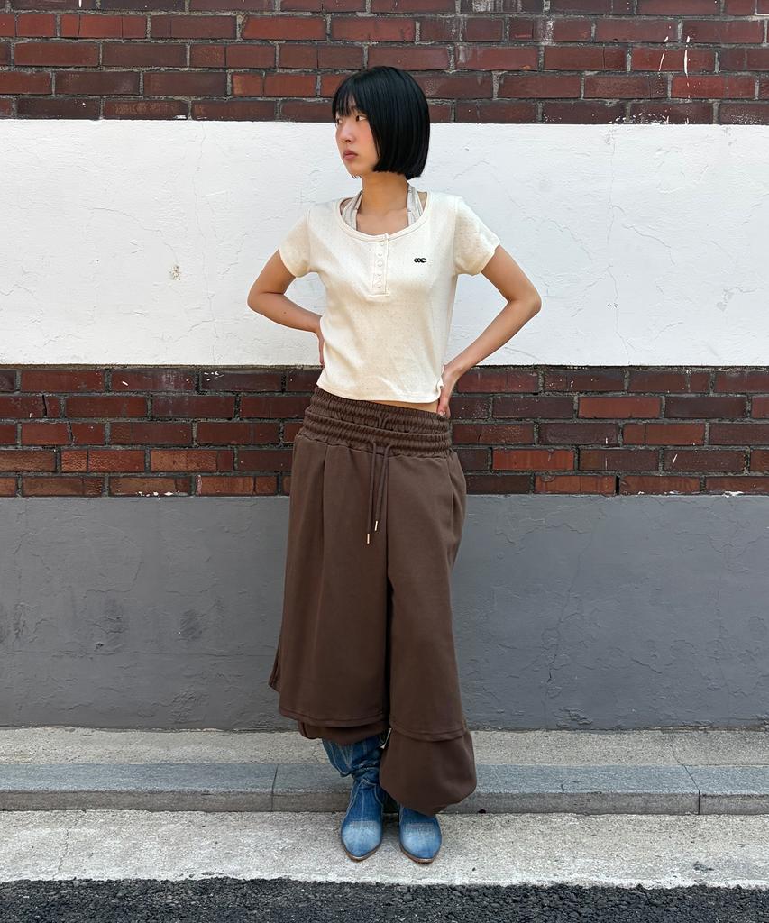 CHICKS All-Light Embroidered One-Pleat Wide Sweatpants Brown