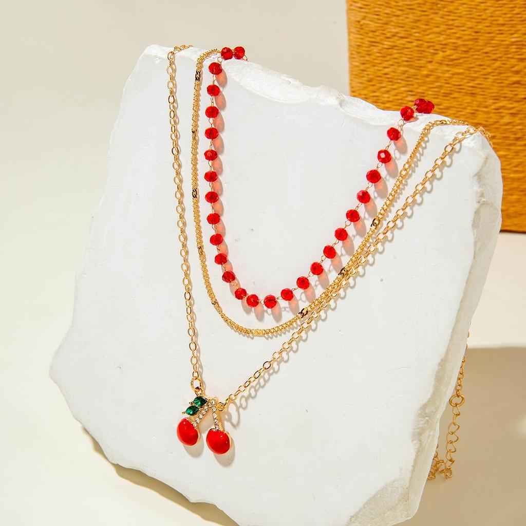 Grenzüberschreitendes rotes Reisperlen-Perlen mehrlagiges Halskettenset mit Strasssteinen Kirsche Kirschen Anhänger Halskette dreiteiliges Set