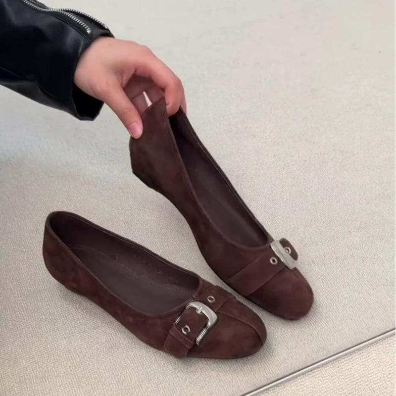 Versión de piel de oveja~ Versión coreana, hebilla de cinturón de gamuza, tacón de cuña, tacón bajo, punta redonda, zapatos de boca poco profunda de un solo color, zapatos de primavera para mujer para ir al trabajo