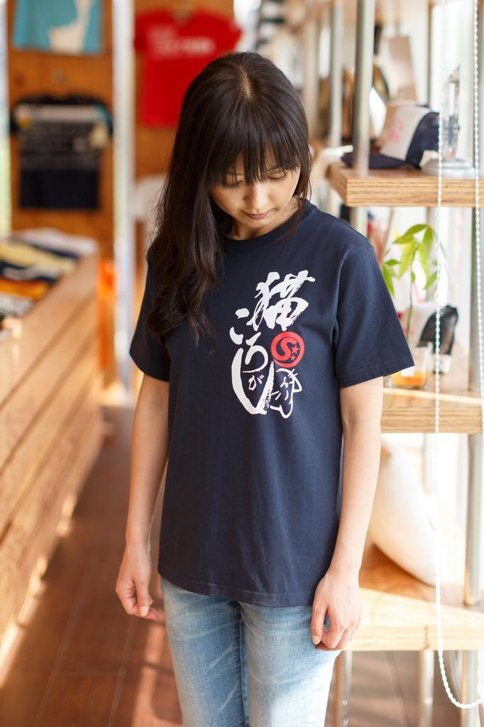 Nadruk Kota Scorpy dla Miłośników Koszulek XXL z Kotami, Kolor "Cat Rolling",