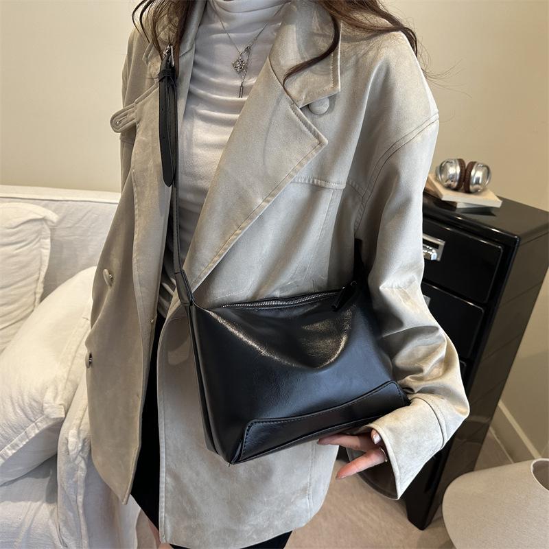 Eine Retro-Tragetasche mit großem Fassungsvermögen und lässigem Stil und eine einfache Umhängetasche für den Arbeitsweg