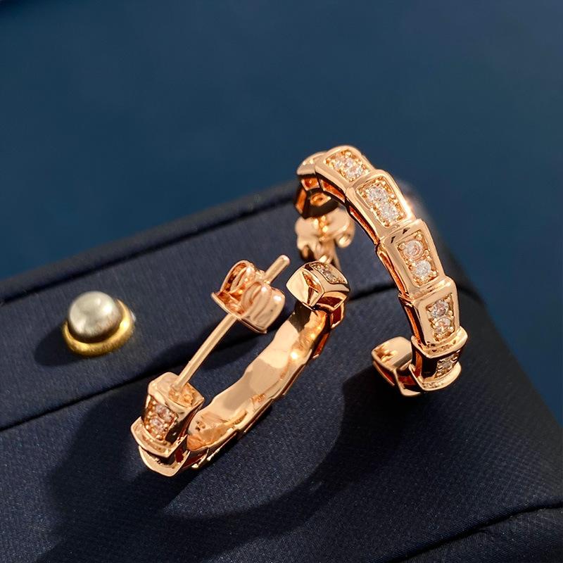 Akcesoria, Miedziane Wąskie Wersje Pełne Diamenty Sekcja Węża Kolczyki w Kształcie Litery C Popularny Design Ins Kolczyki Sztyfty Biżuteria do Uszu