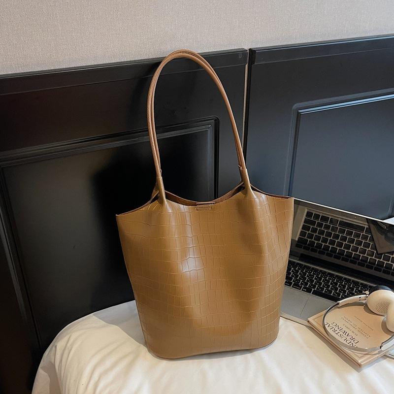 Simple and large-capacity bag women's 2025 summer new lightweight Tongkan shoulder bag high value tote bag bucket bag
