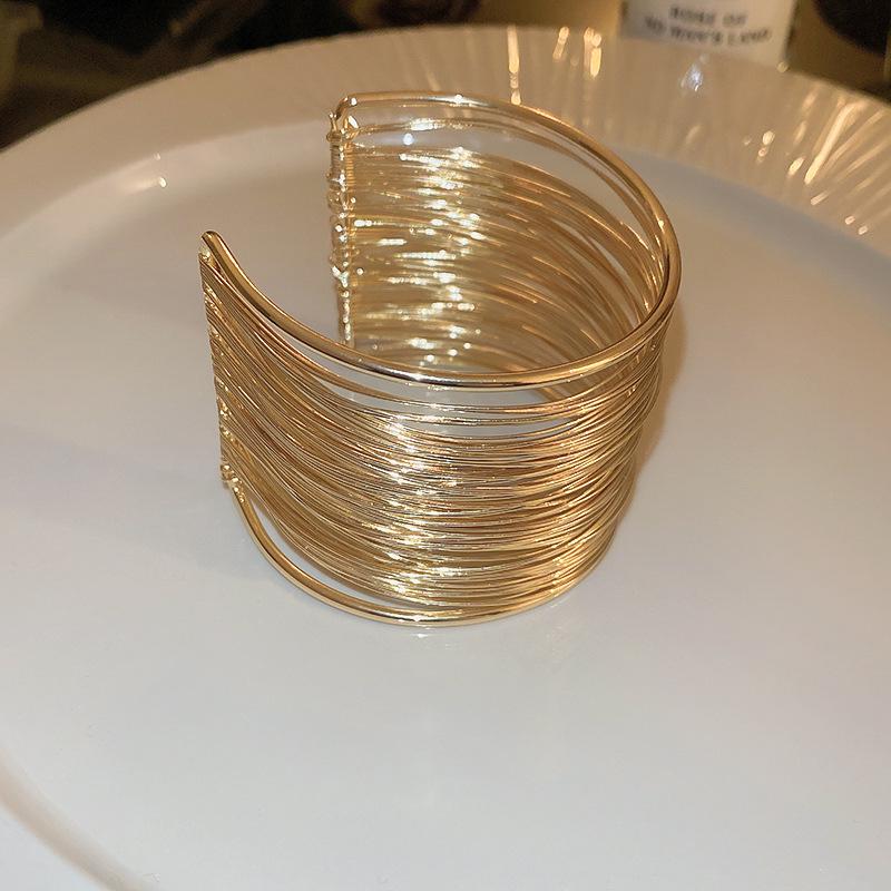 European & American Pleated Metal Bangle: Elegant Cold-Style Bracelet with High-End Luxury Design
