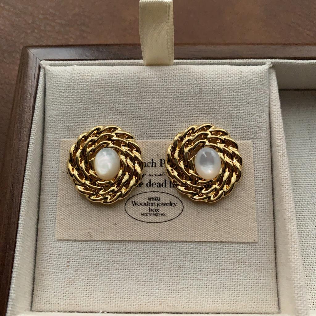 Gentle And Delicate Geometric Fritillary Stud Earrings, Niche And Versatile, Elegant And Simple, High-End Luxury Earrings, Women