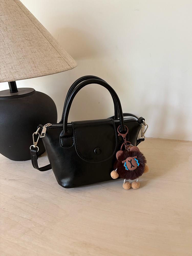 2025 Retro Chic Women s Handbag: Trendy, Versatile, and Perfect for Work.